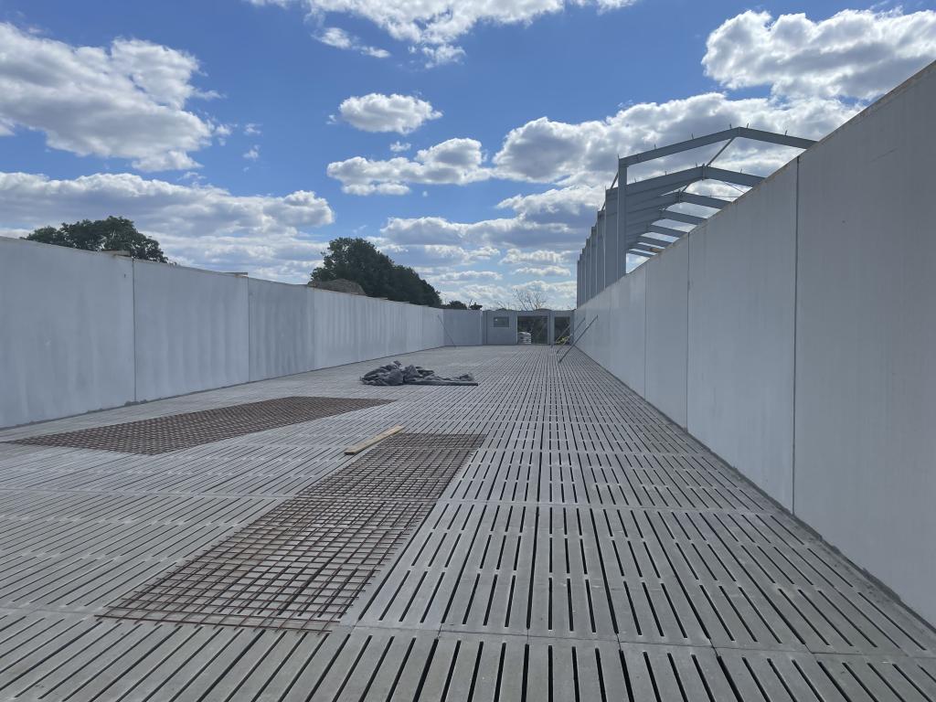 Ve Velkých Němčicích vzniká moderní stáj – první svého druhu v Česku!