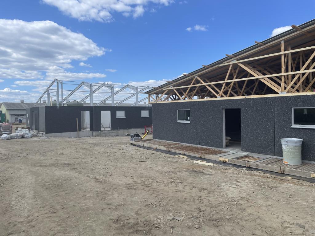 Ve Velkých Němčicích vzniká moderní stáj – první svého druhu v Česku!