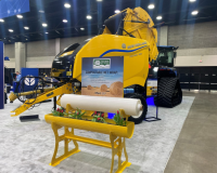 První kompostovatelná síť na balíky: Krok k čistší půdě i modernímu zemědělství